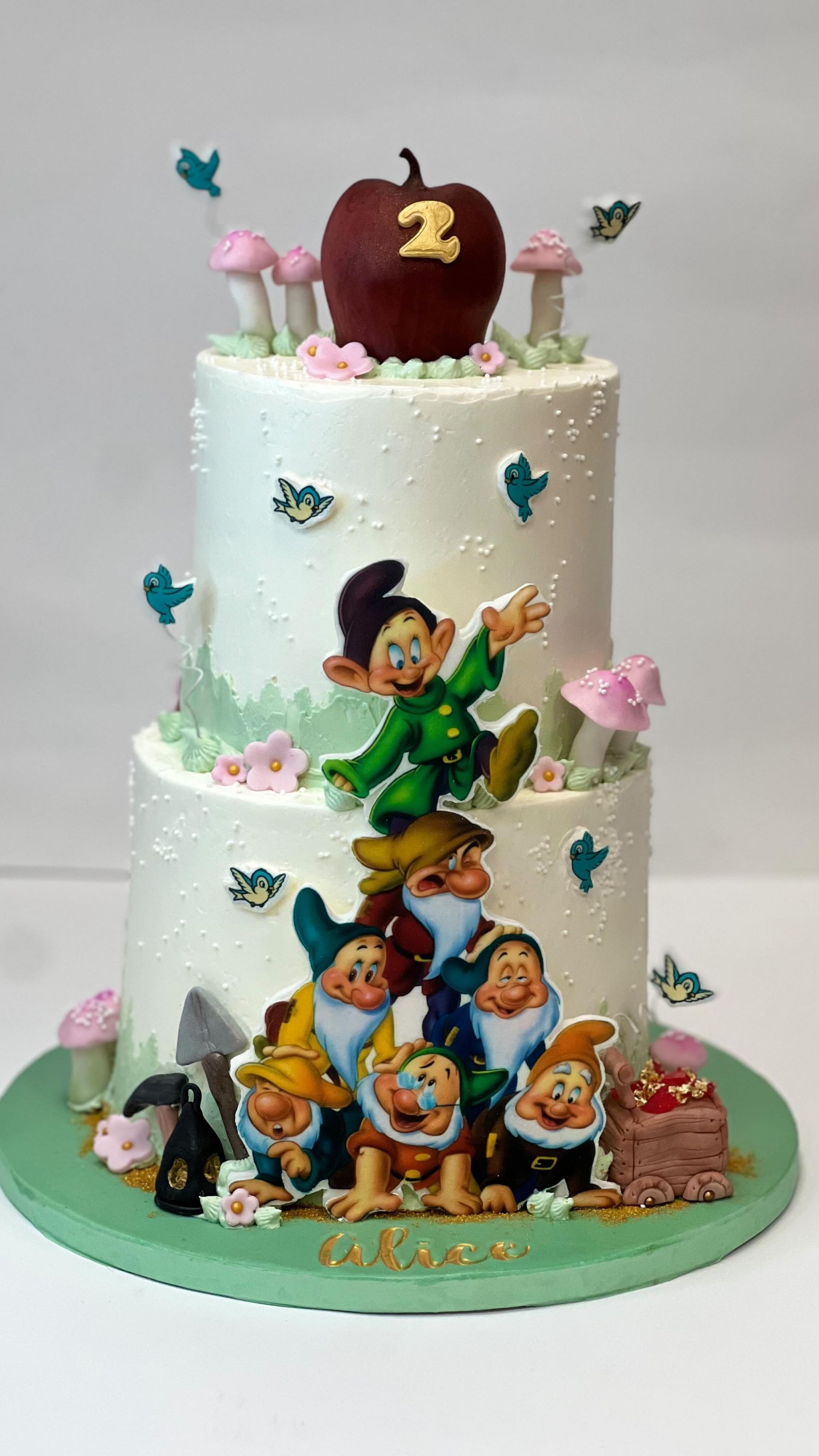 Torta di compleanno di SpongeBob SquarePants; casa a forma di ananas in cima, personaggi, glassa blu, scena di spiaggia.