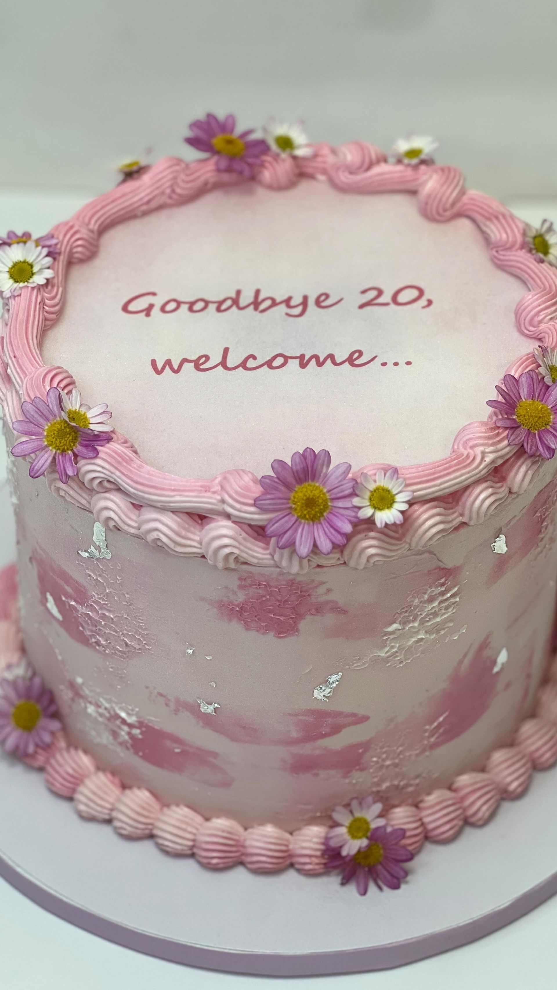 Torta rosa con fiori, scritta