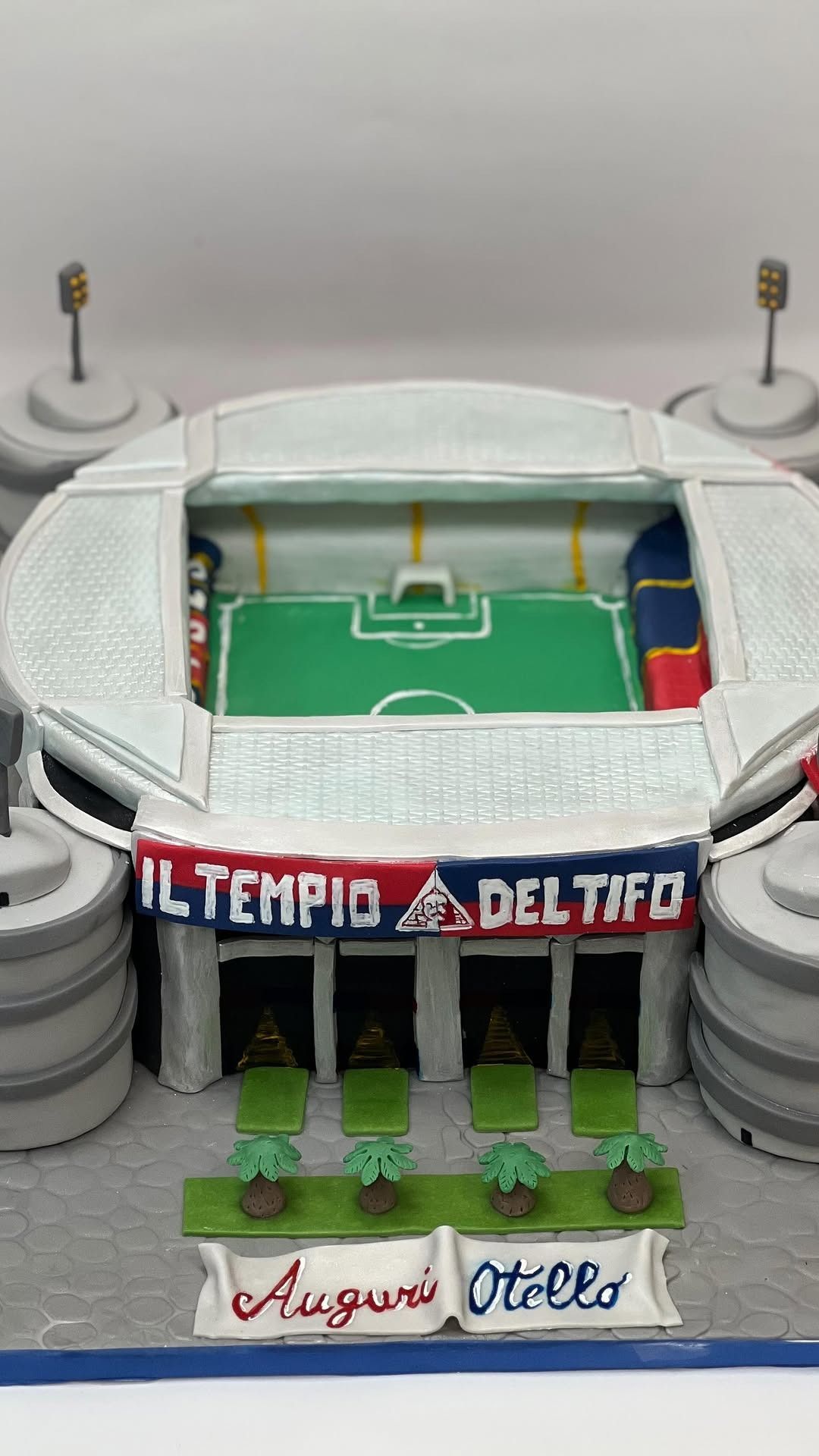 Stadio modello con campo verde, striscioni colorati e cartello