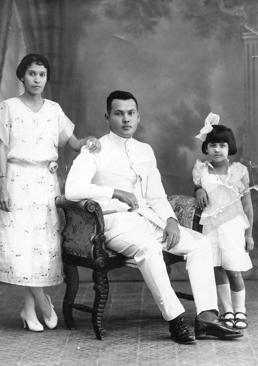 Familiefoto van overgrootmoeder Moes, overgrootvader Leonard en oma Emma uit Nederlands-Indië, 1923