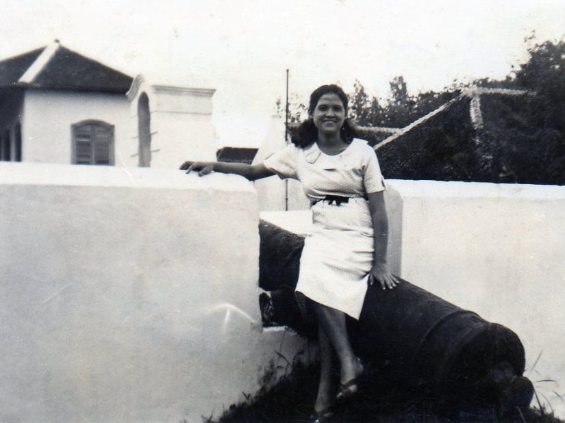 Oma bij de kazerne in Solo, Nederlands-Indië, 1939
