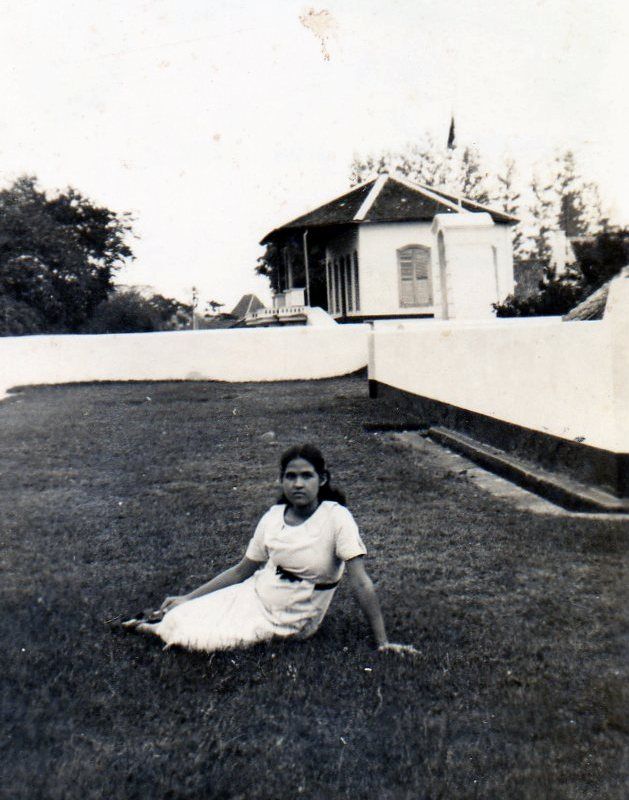 Oma bij de kazerne in Solo, Nederlands-Indië, 1939