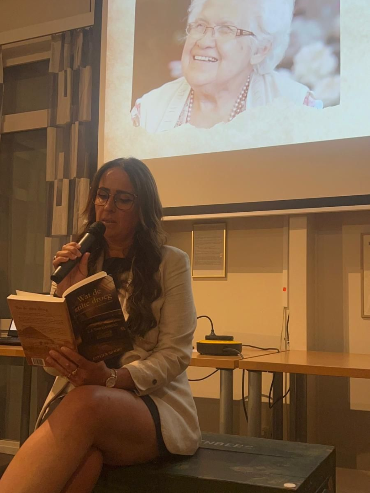 Esther leest een fragment uit Wat de stilte droeg tijdens een lezing van Esther Moors