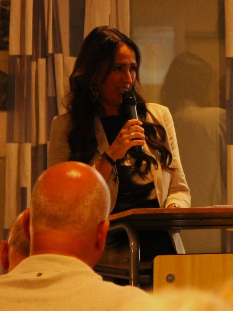 Esther Moors tijdens een lezing over Wat de stilte droeg