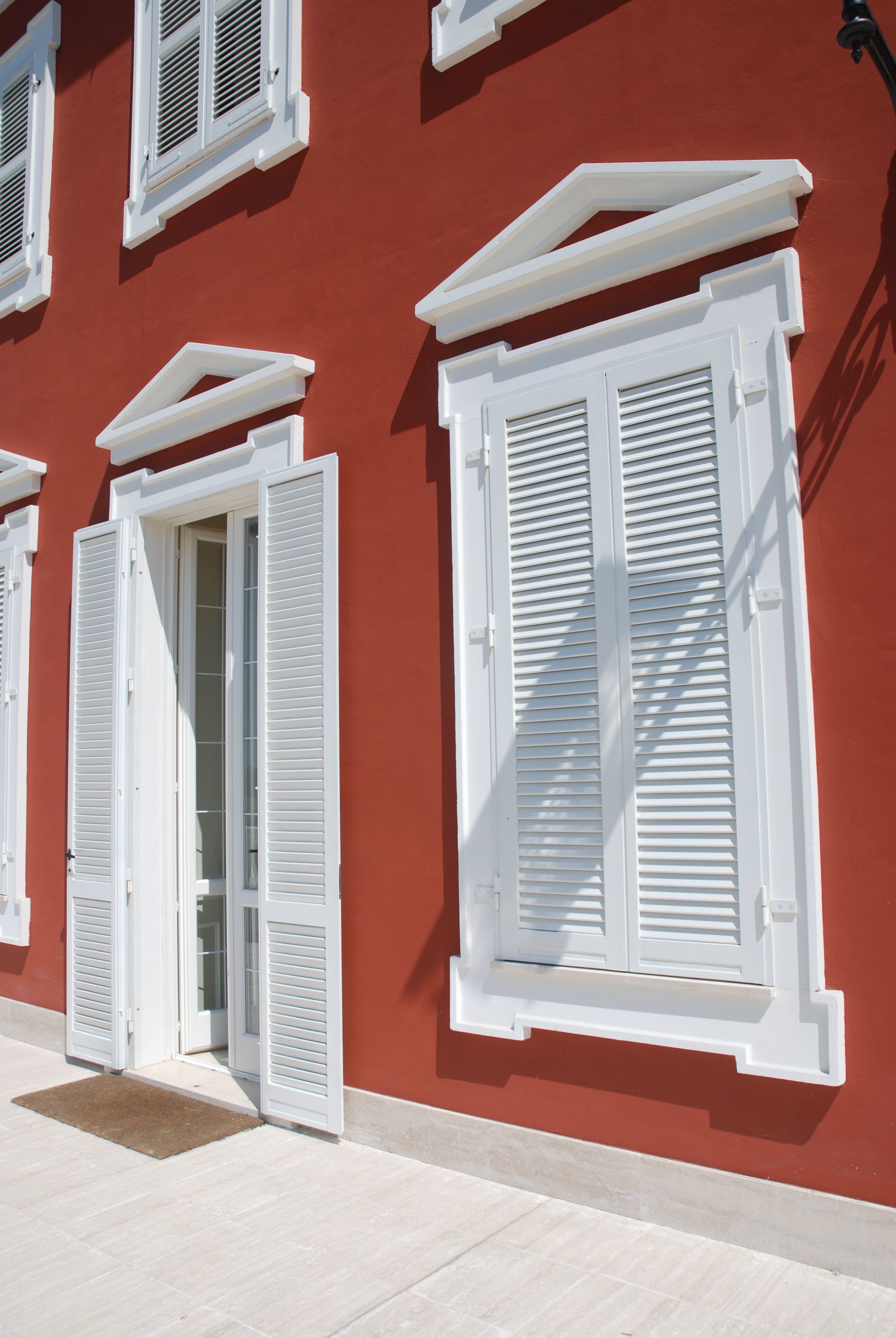 Cornice Modanata su Disegno per finestre e porte-finestre in c.a. con Sopra Architrave Timpano Valle San Bartolomeo Villa Privata