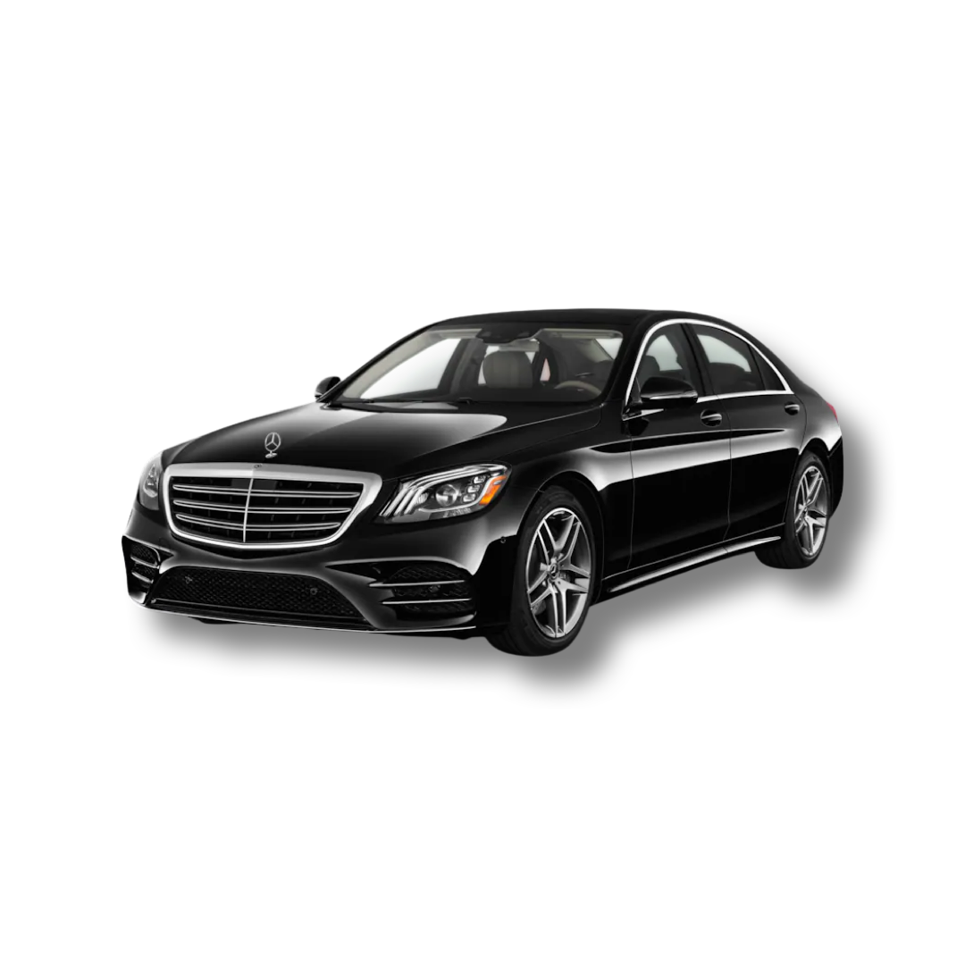 Svart Mercedes-Benz sedan, vinklad vy, mot vit bakgrund.