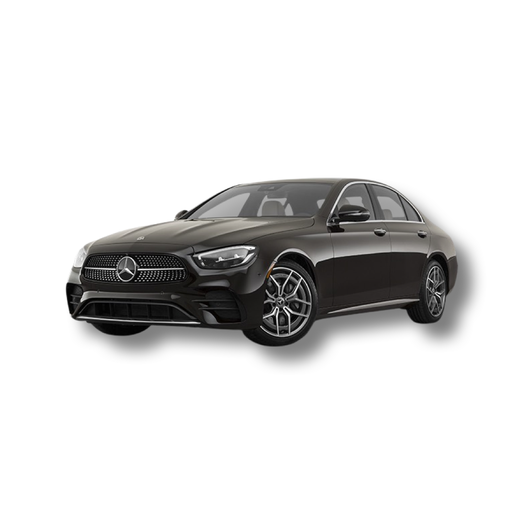 Mörkgrå Mercedes-Benz sedan, parkerad i en lätt vinkel mot en vit bakgrund.