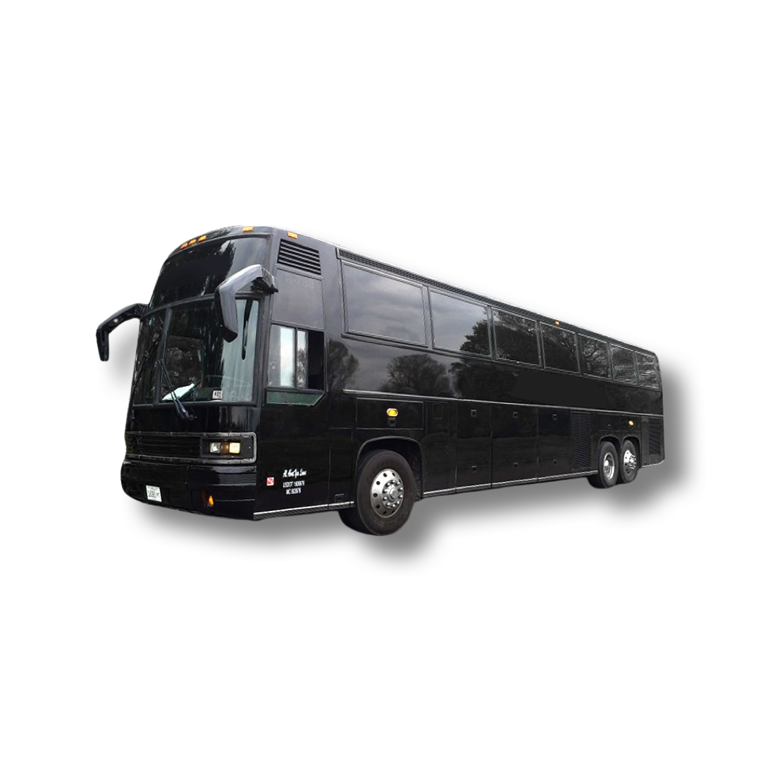 Svart charterbuss mot vit bakgrund.