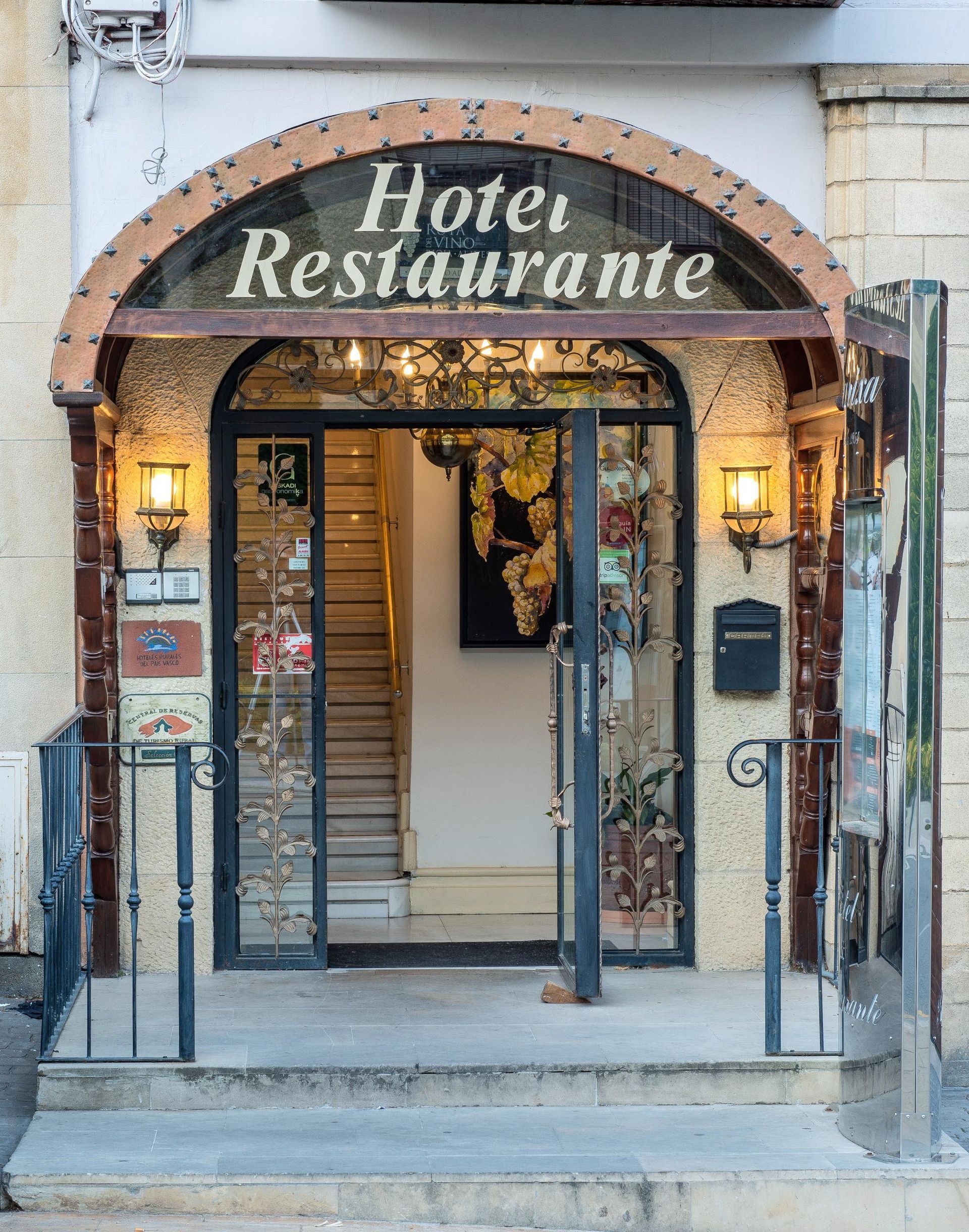 La entrada al restaurante de un hotel con escaleras que conducen a ella.