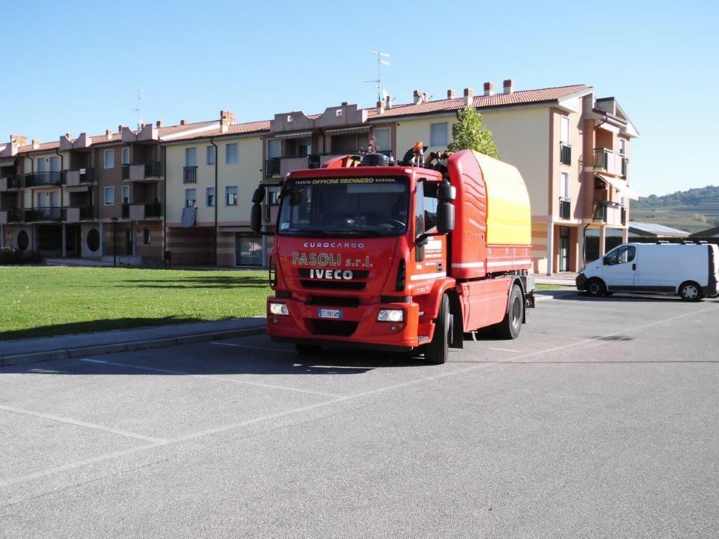 Un camion Iveco rosso è parcheggiato in un parcheggio
