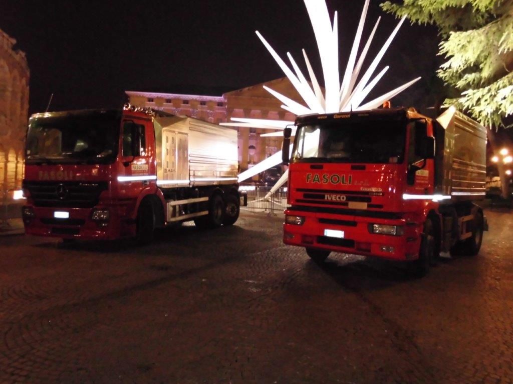 Due camion Iveco sono parcheggiati uno accanto all'altro di notte