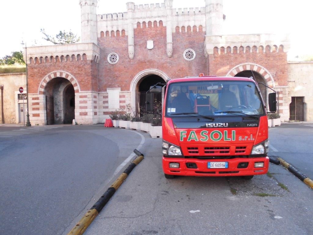 Un camion rosso con la scritta fasoli sul davanti