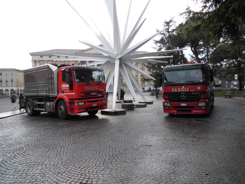 Due camion sono parcheggiati uno accanto all'altro e uno ha la parola faroli sul davanti