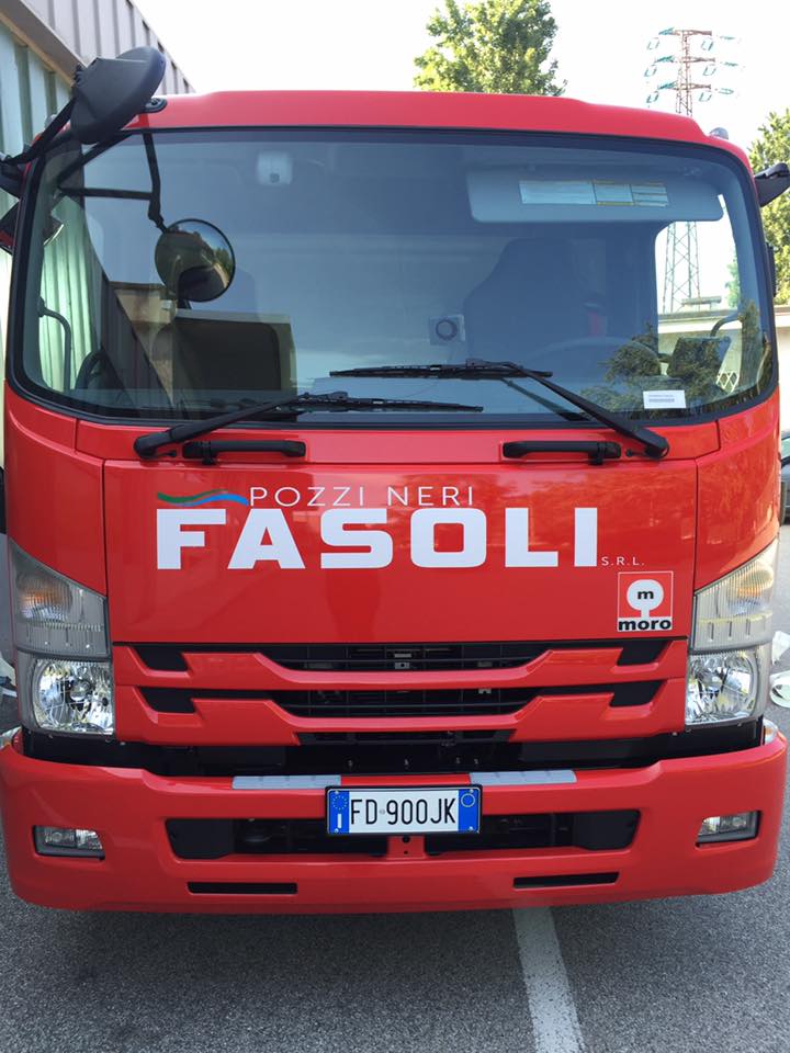 Un camion rosso con la scritta fasoli sul davanti