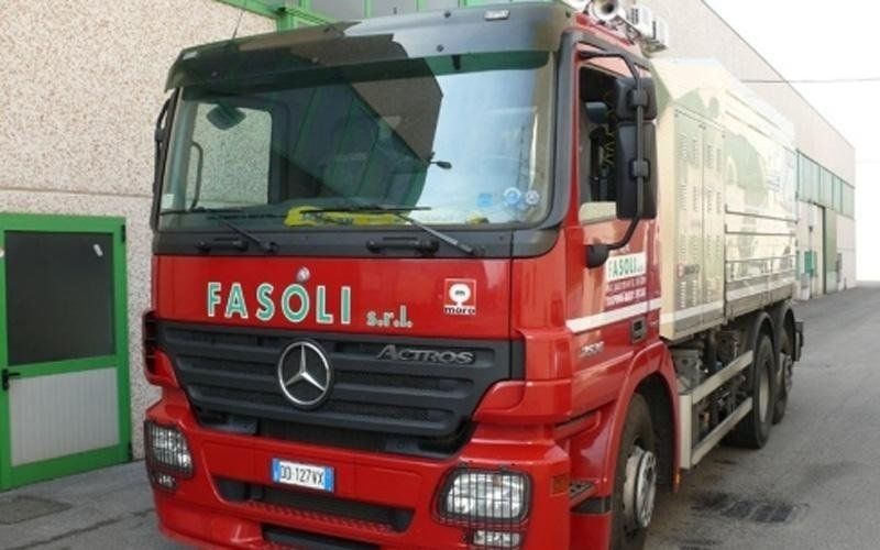 Un camion rosso con la scritta fasoli sul davanti
