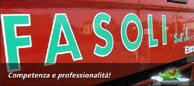 Un camion rosso con la parola fasoli sopra