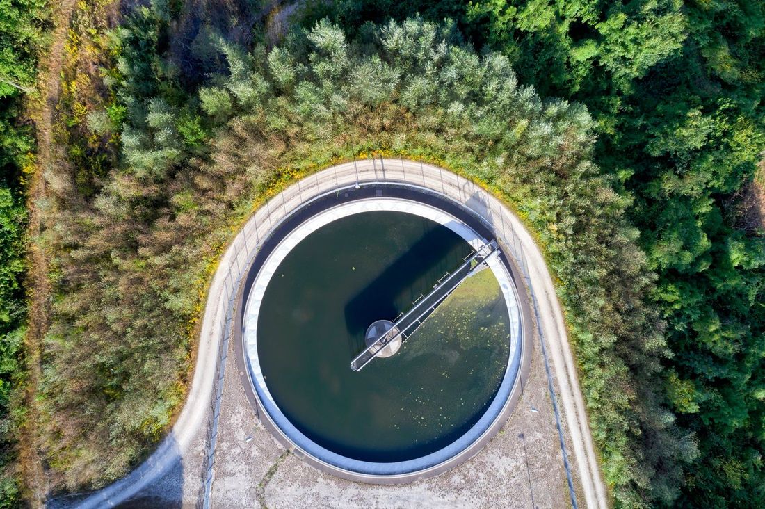 Una vista aerea di una grande vasca circolare circondata da alberi.