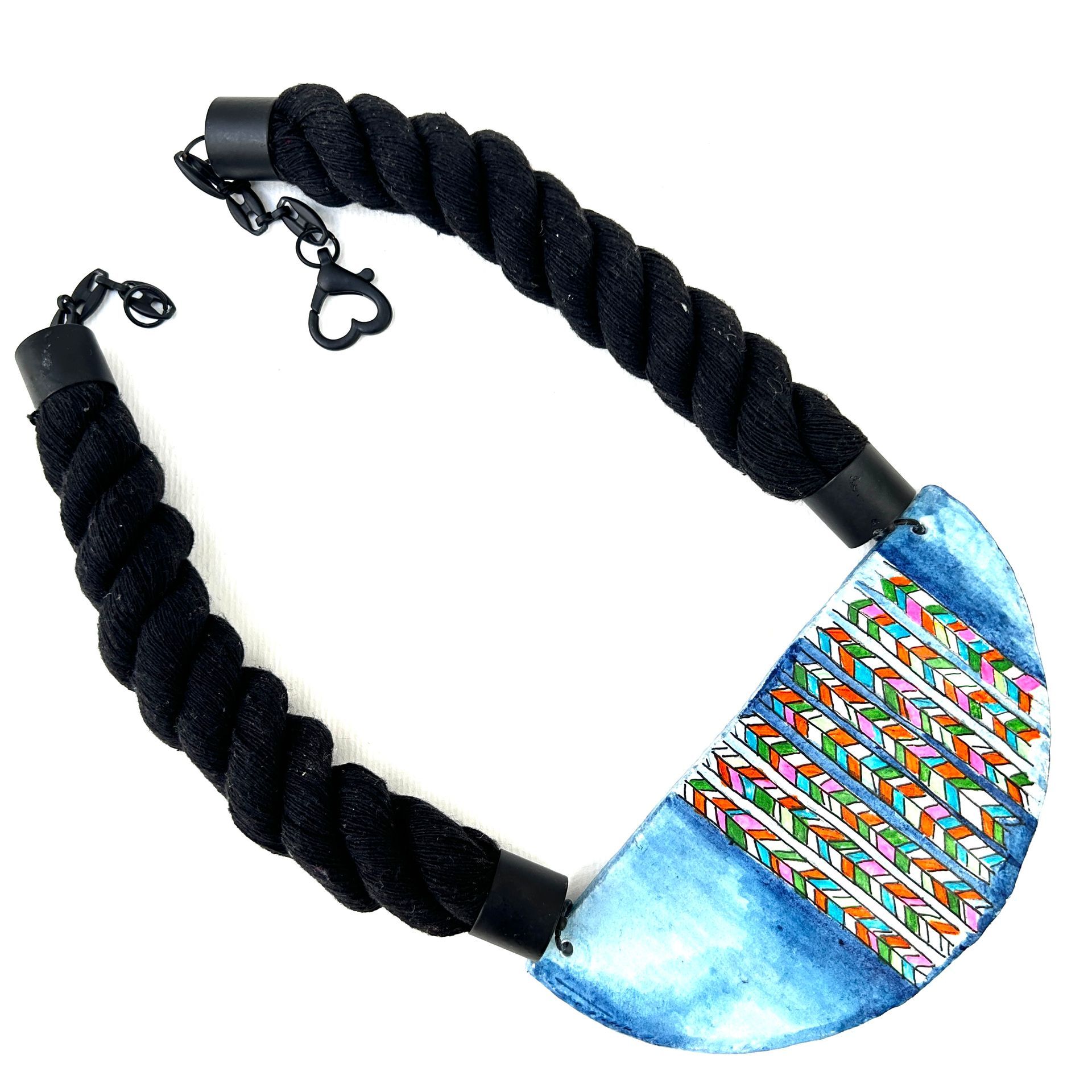 Un collar con un colgante azul y una cuerda negra.