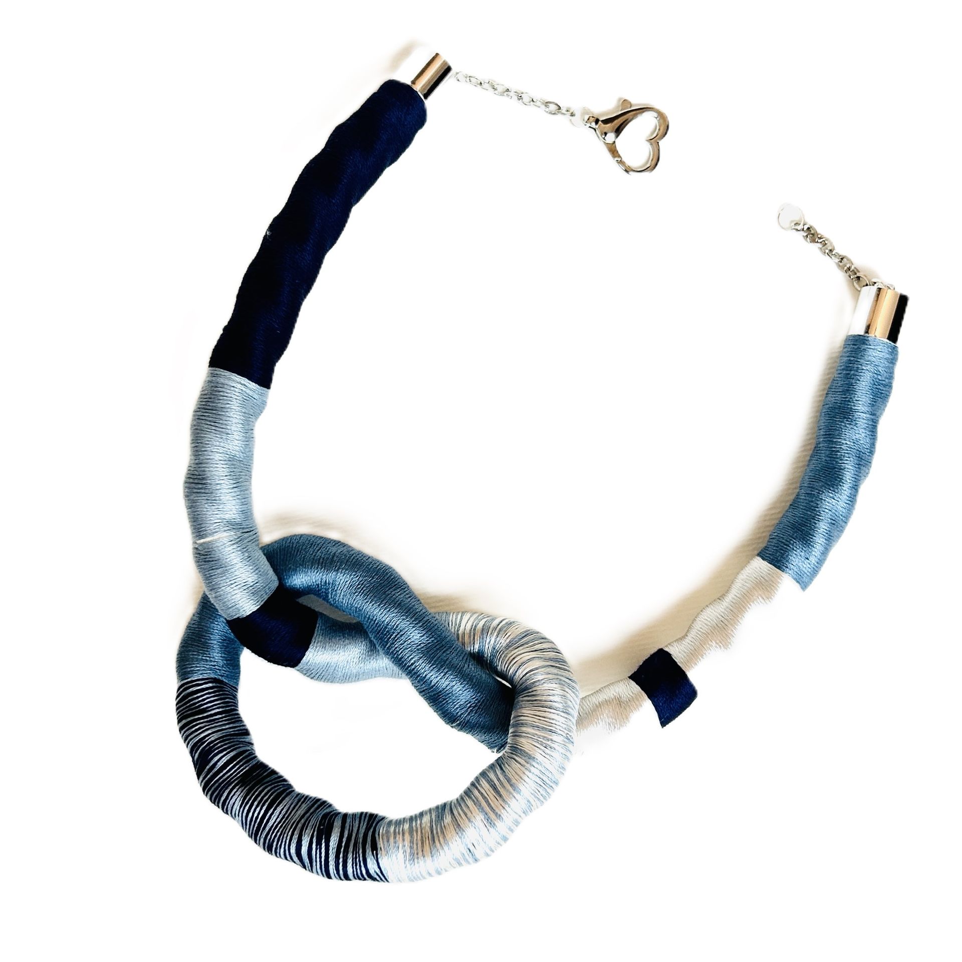 Un collar azul y blanco con un nudo en el medio