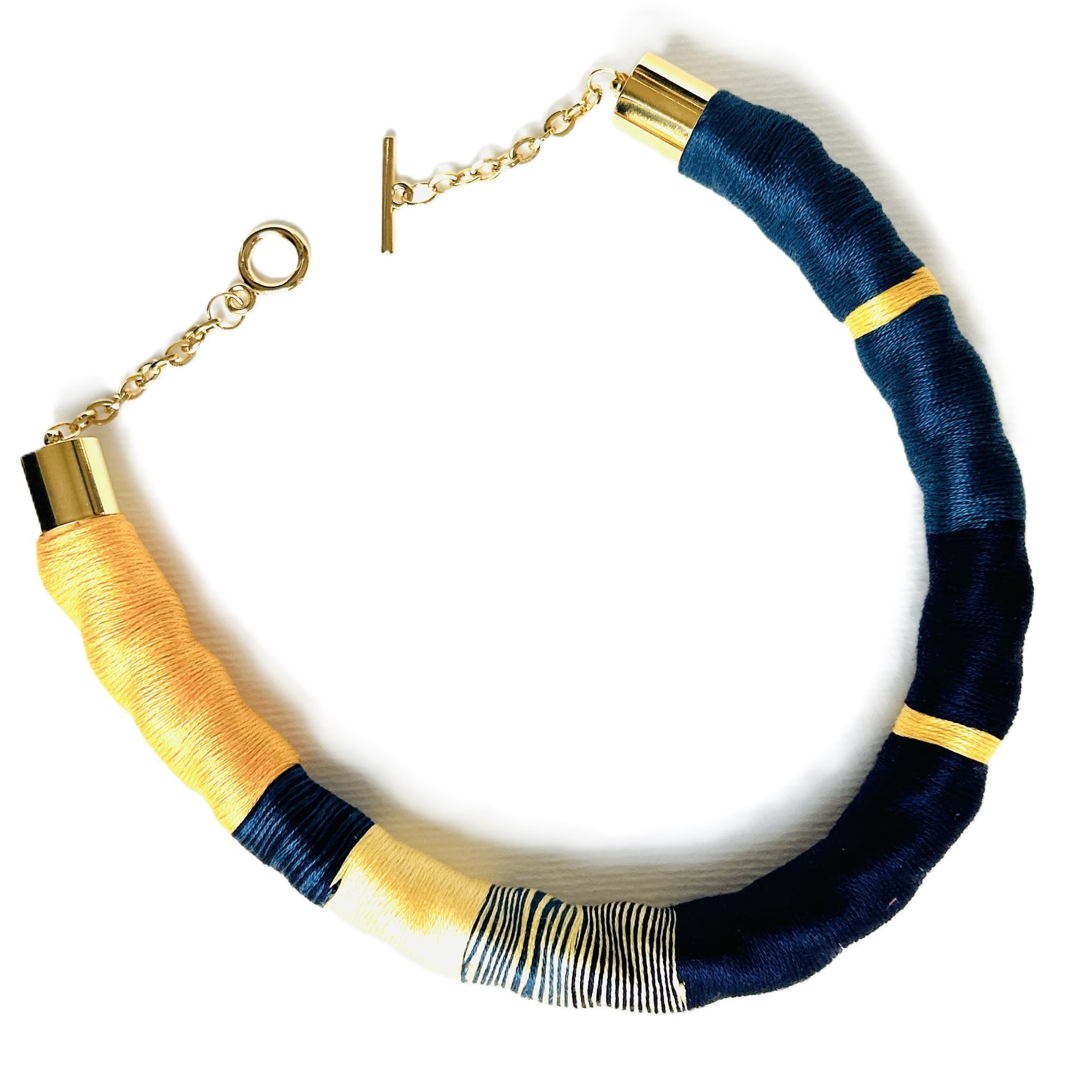 Un collar azul y amarillo con una cadena de oro.
