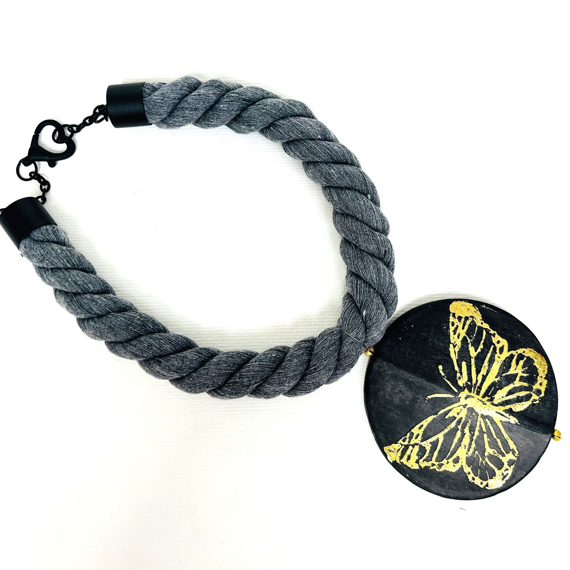 Un collar con un colgante de mariposa.