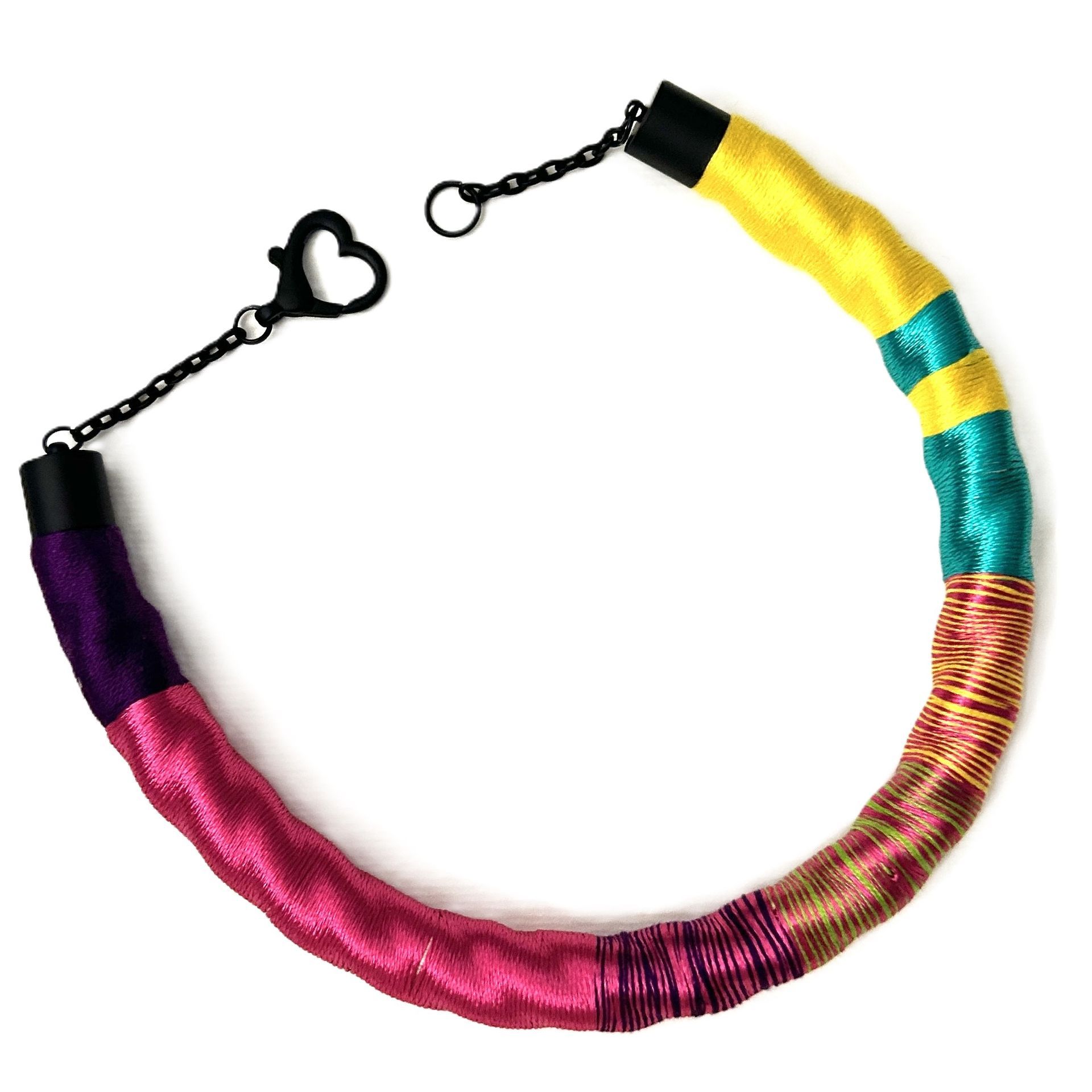 Un collar colorido con un cierre en forma de corazón.