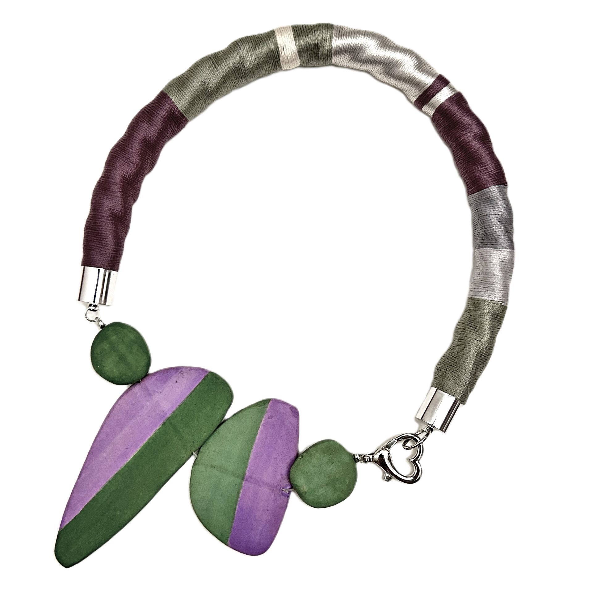 Un collar morado y verde con un cierre de plata.