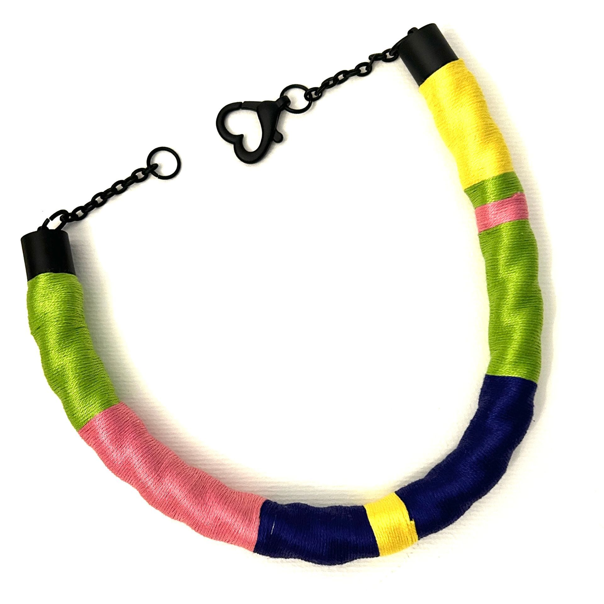 Un collar colorido con un cierre en forma de corazón.