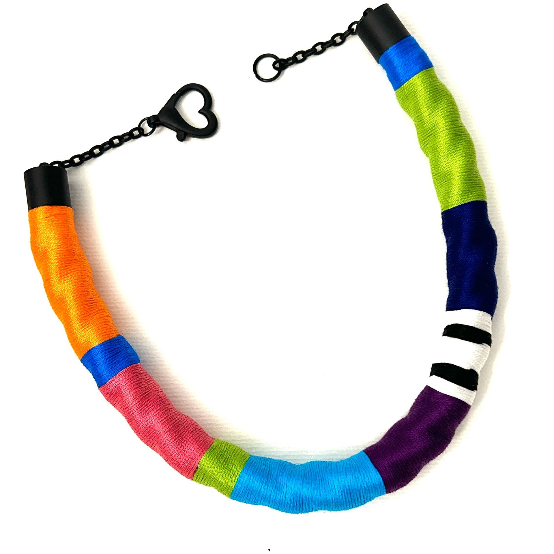Un collar colorido con un cierre en forma de corazón.