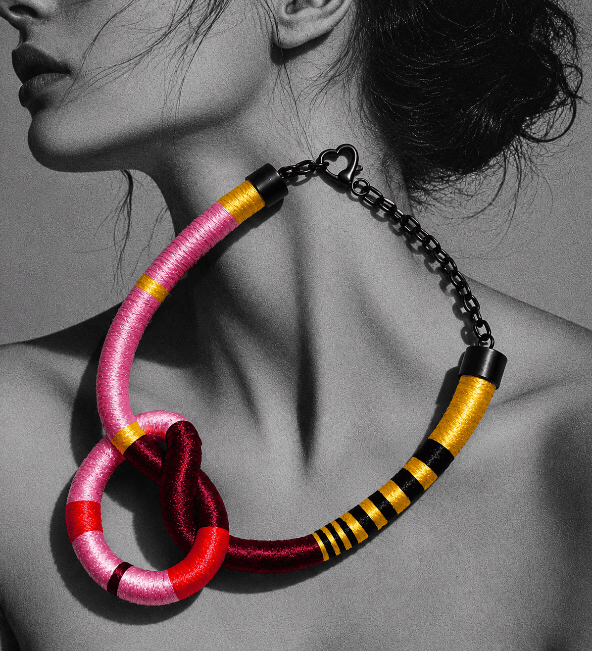 Un grupo de collares de colores están sobre una mesa.
