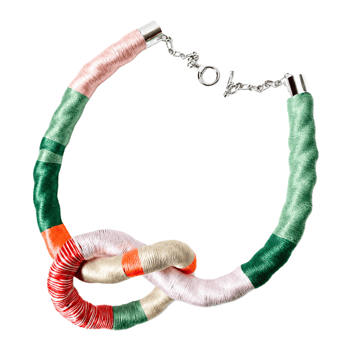 Un collar con cuentas moradas y verdes sobre un fondo blanco.
