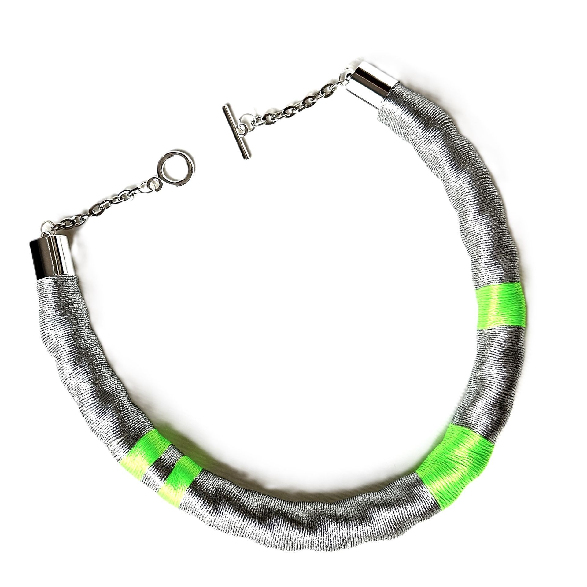 Un collar gris y verde con un cierre de plata.