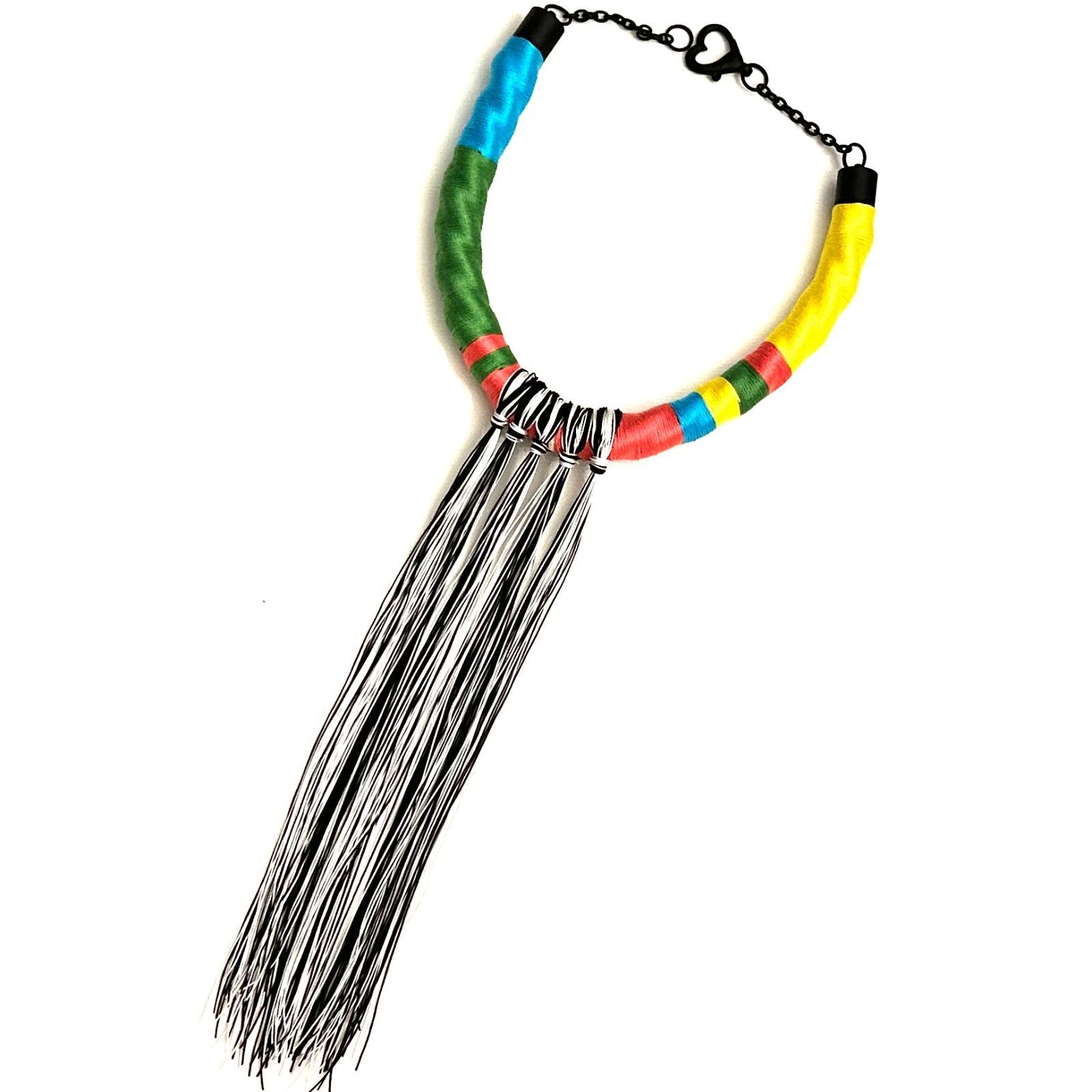 Un collar colorido con una borla larga de plata.