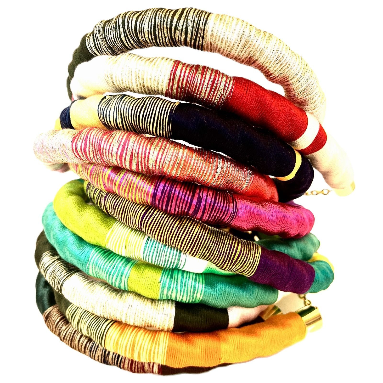 Un montón de pulseras de colores se apilan una encima de otra.