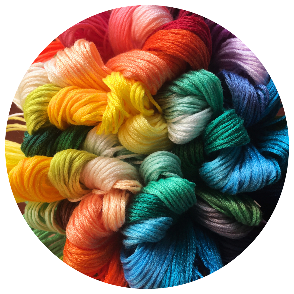 Un montón de hilo de diferentes colores en un círculo.