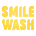 Scritta gialla “SMILE WASH” su sfondo bianco