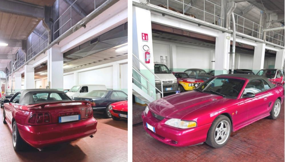 Due auto rosse parcheggiate in un garage coperto, una vista da dietro e l'altra da davanti.
