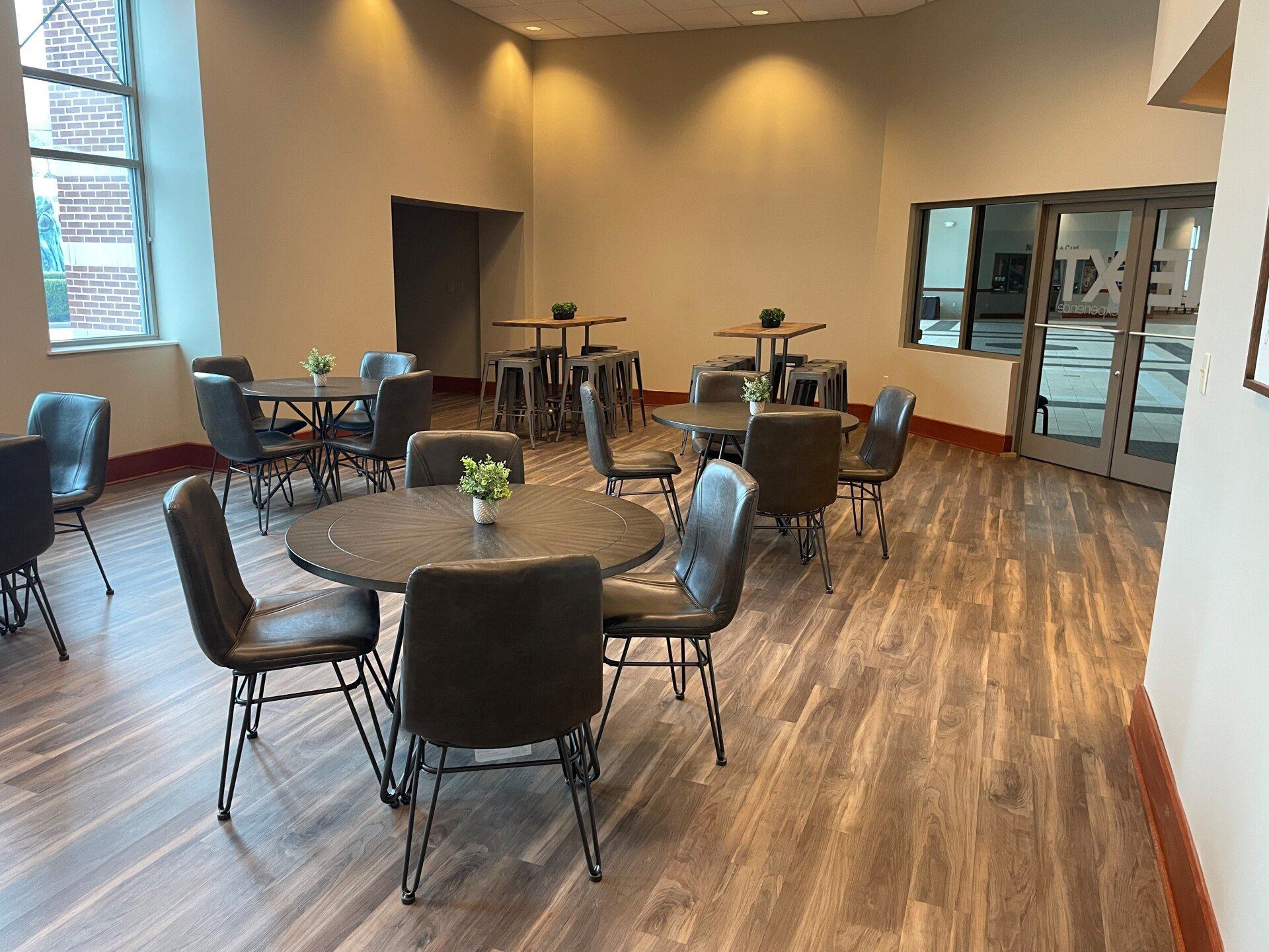 There are many tables and chairs in this room.