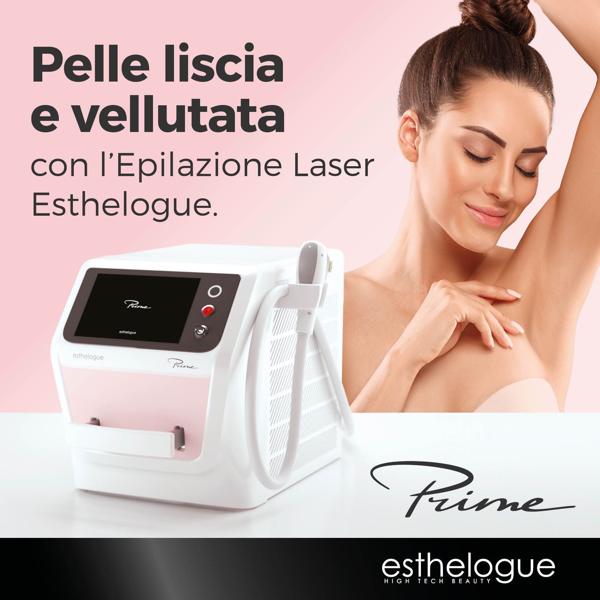 Apparecchio per la depilazione laser accanto a una donna che si tocca il braccio liscio. Testo: Pelle liscia e vellutata.