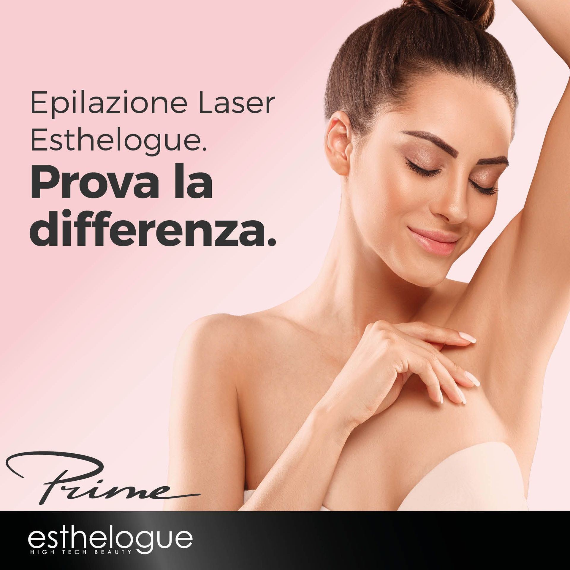 Donna con ascella liscia, che pubblicizza la depilazione laser. Sfondo rosa.