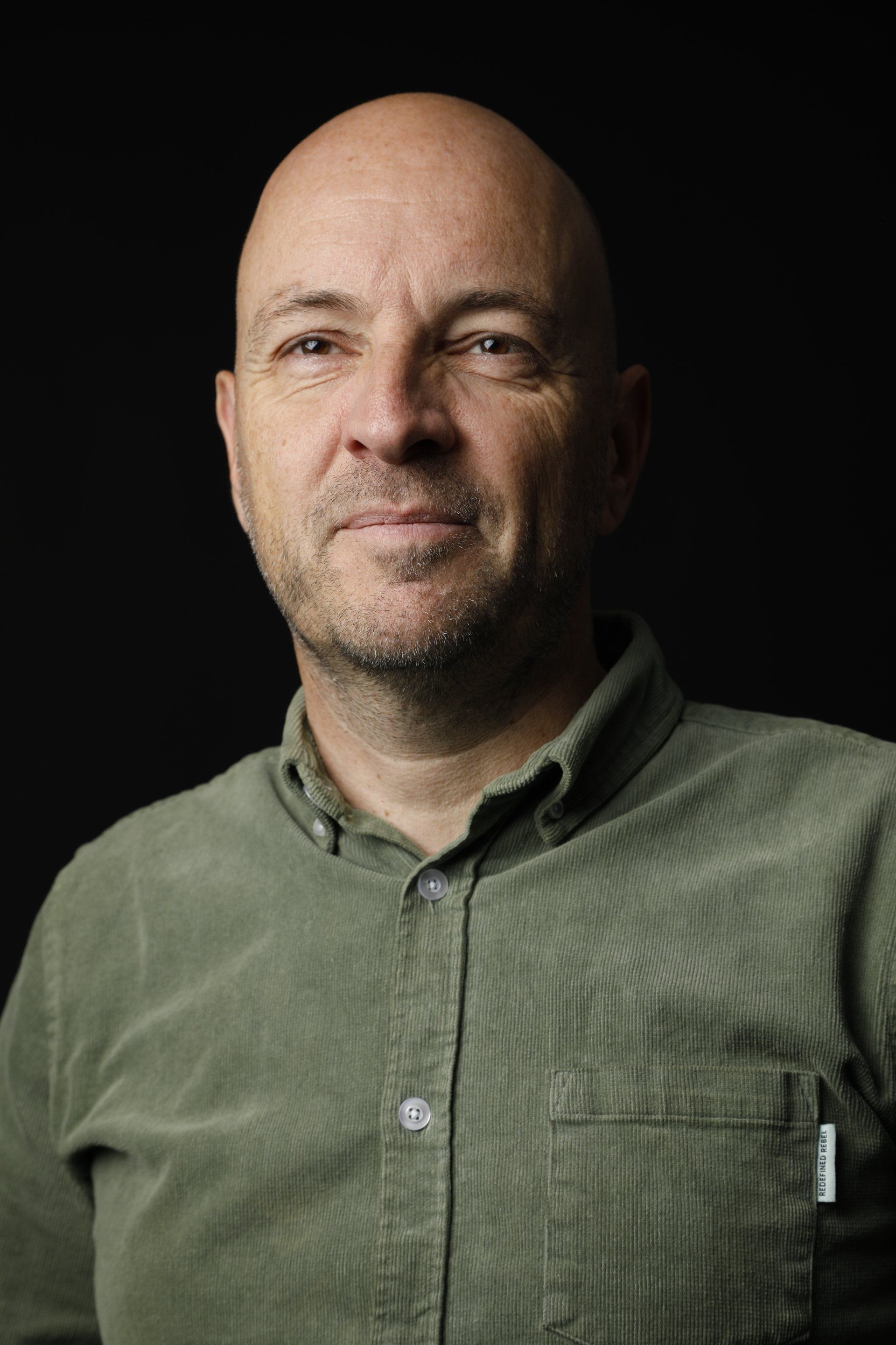 zakelijke profielfoto man voor donkere achtergrond