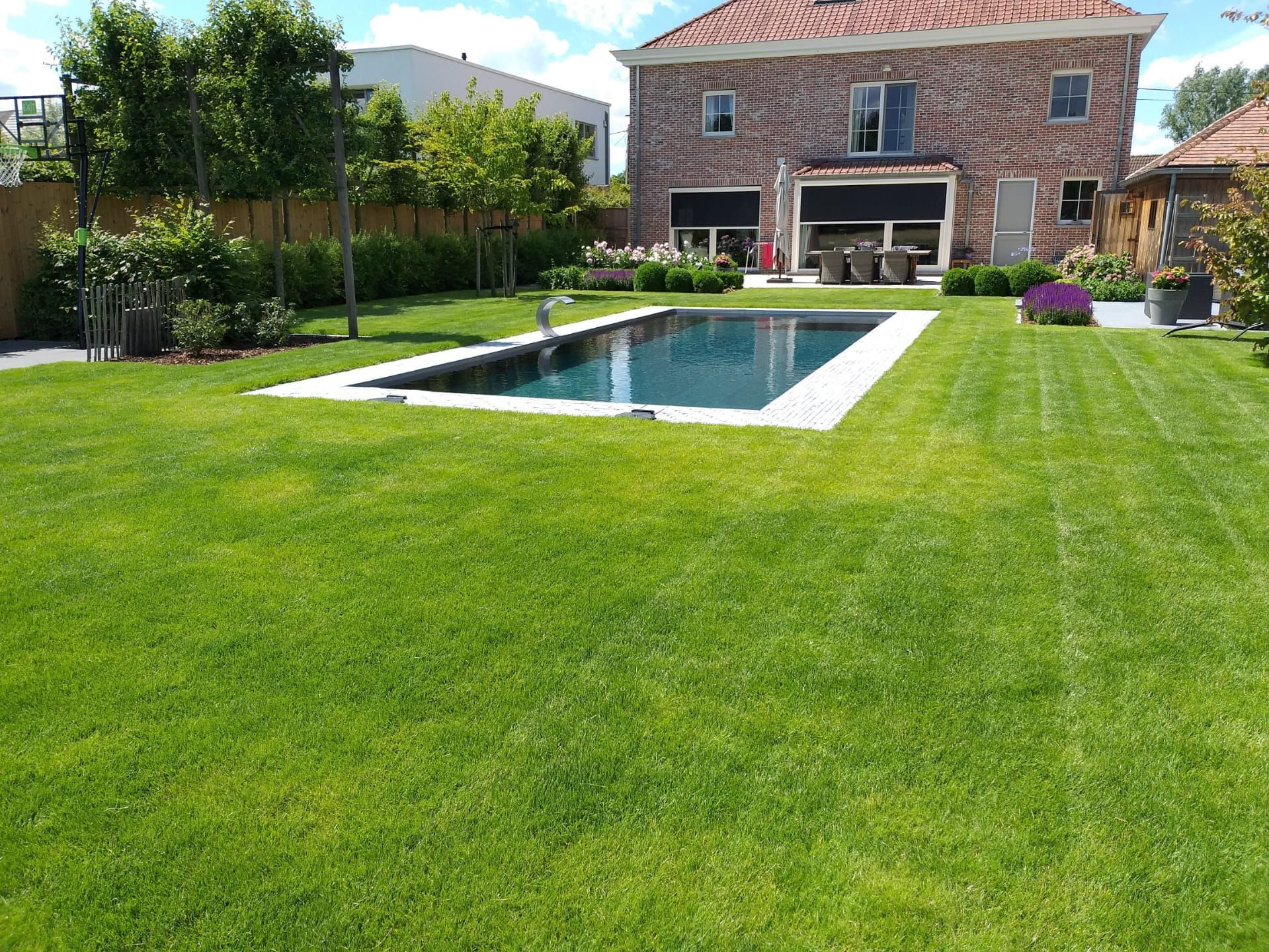 Een groot huis met een groot zwembad in de achtertuin.