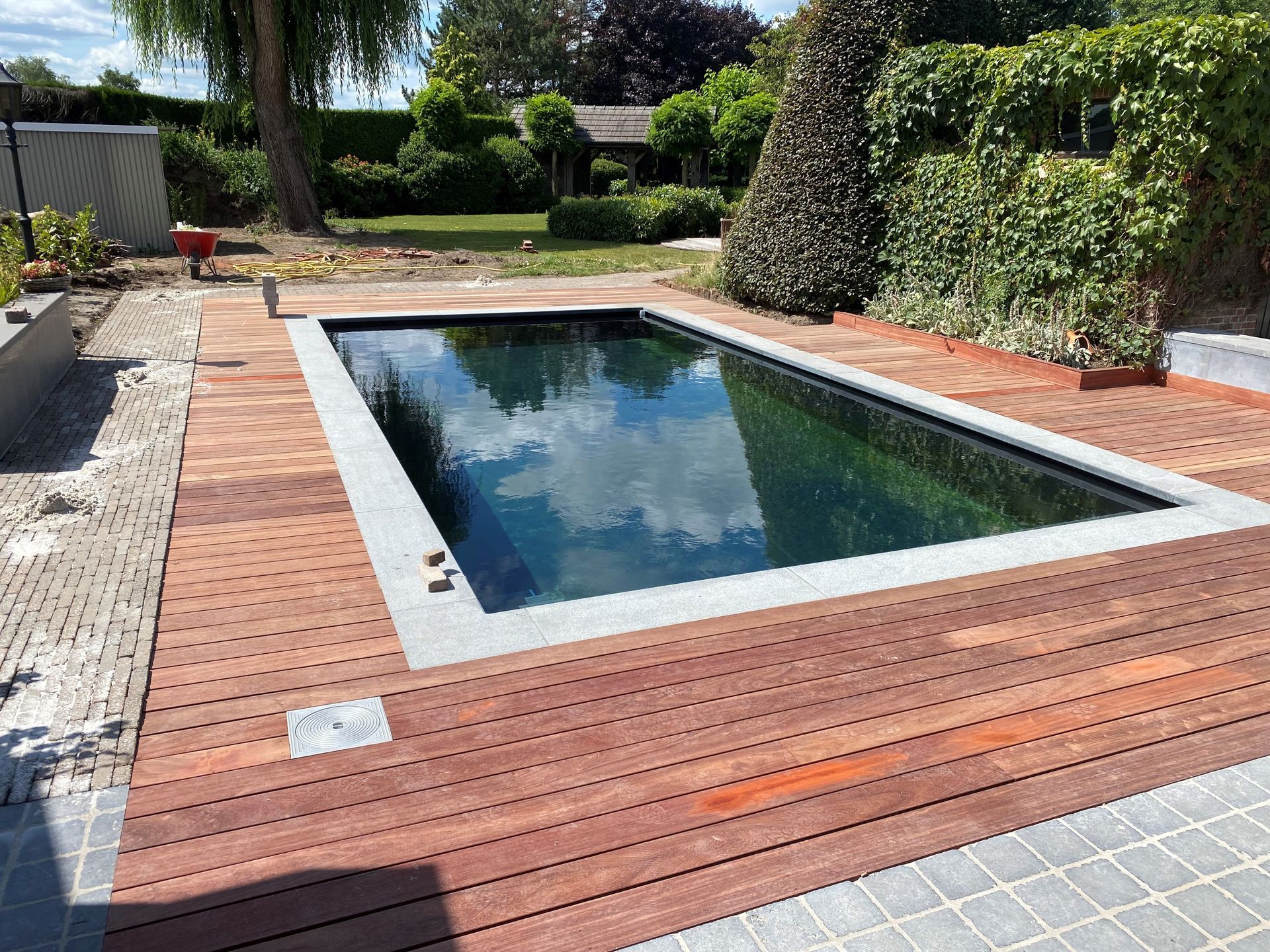 Een groot zwembad omgeven door een houten dek.