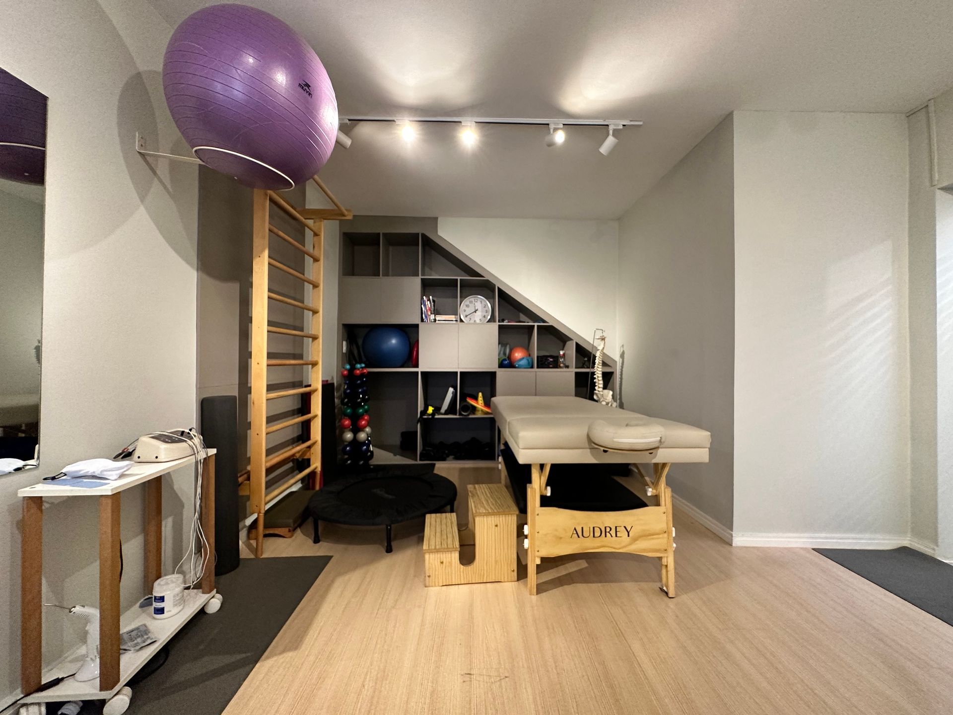 Sala de exercícios no mezanino com escada de madeira para escalada, bola de exercícios