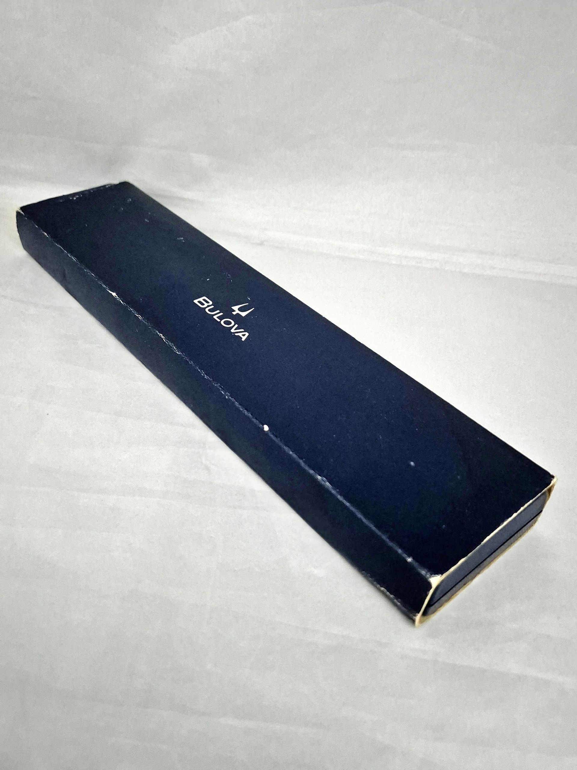 Dark blue rectangular Balon box on a white surface.