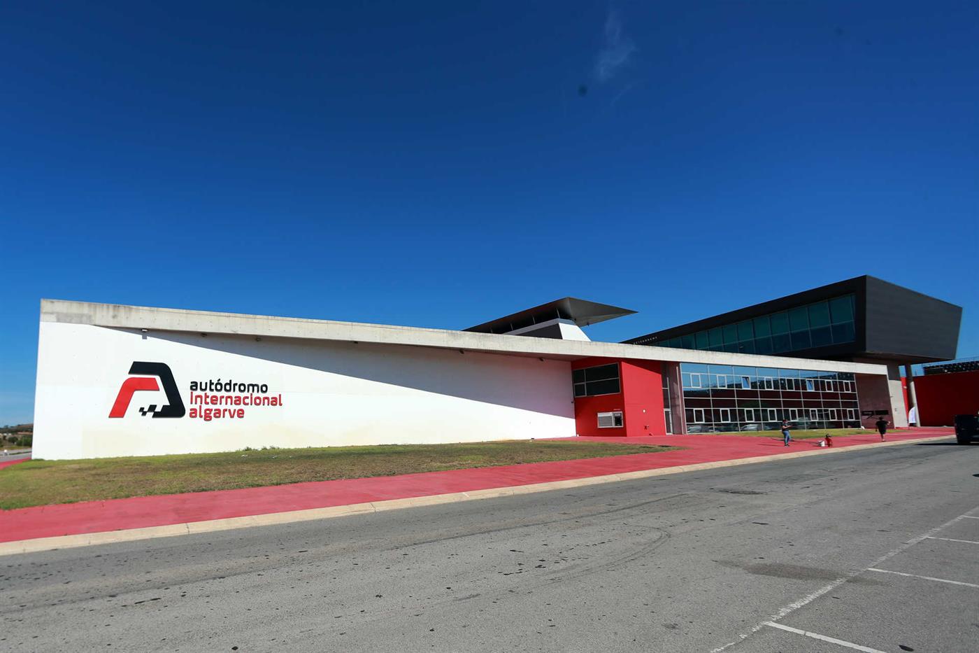 Modern, rood-wit gebouw met de tekst 
