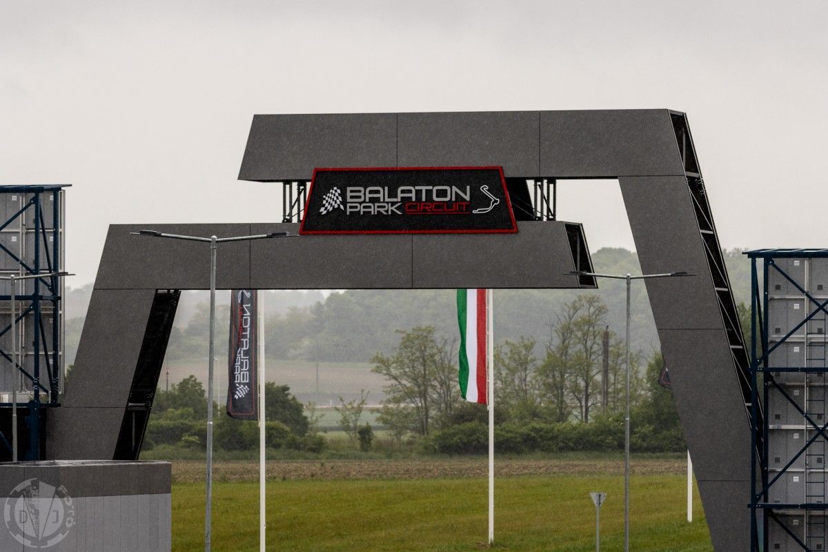 Ingang van het Balaton Park Circuit met logo, een Hongaarse vlag en een grijs, modern ontwerp.