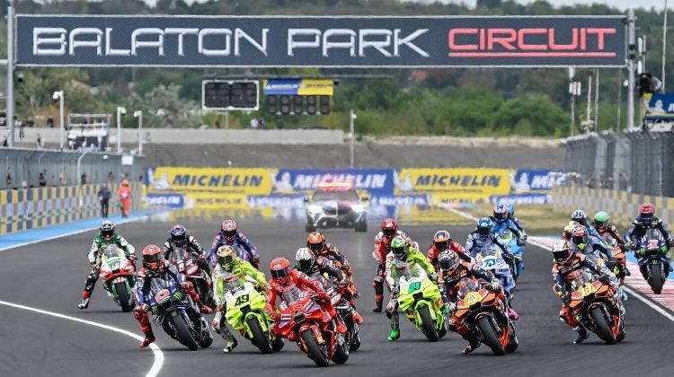 Poster voor de Hongaarse MotoGP in 2025. Een motor in actie met de tekst