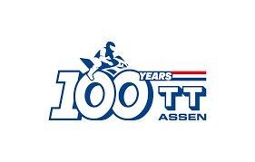 Logo ter ere van 100 jaar TT Assen, met een motorcoureur boven de tekst