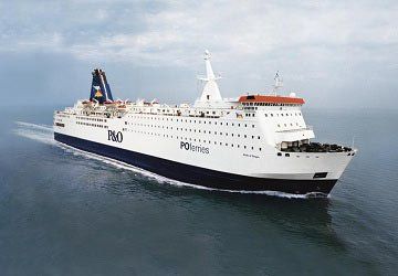 P&O-veerboot vaart over de oceaan. Witte romp met donkerblauwe streep, het schip laat een wit kielzog achter.